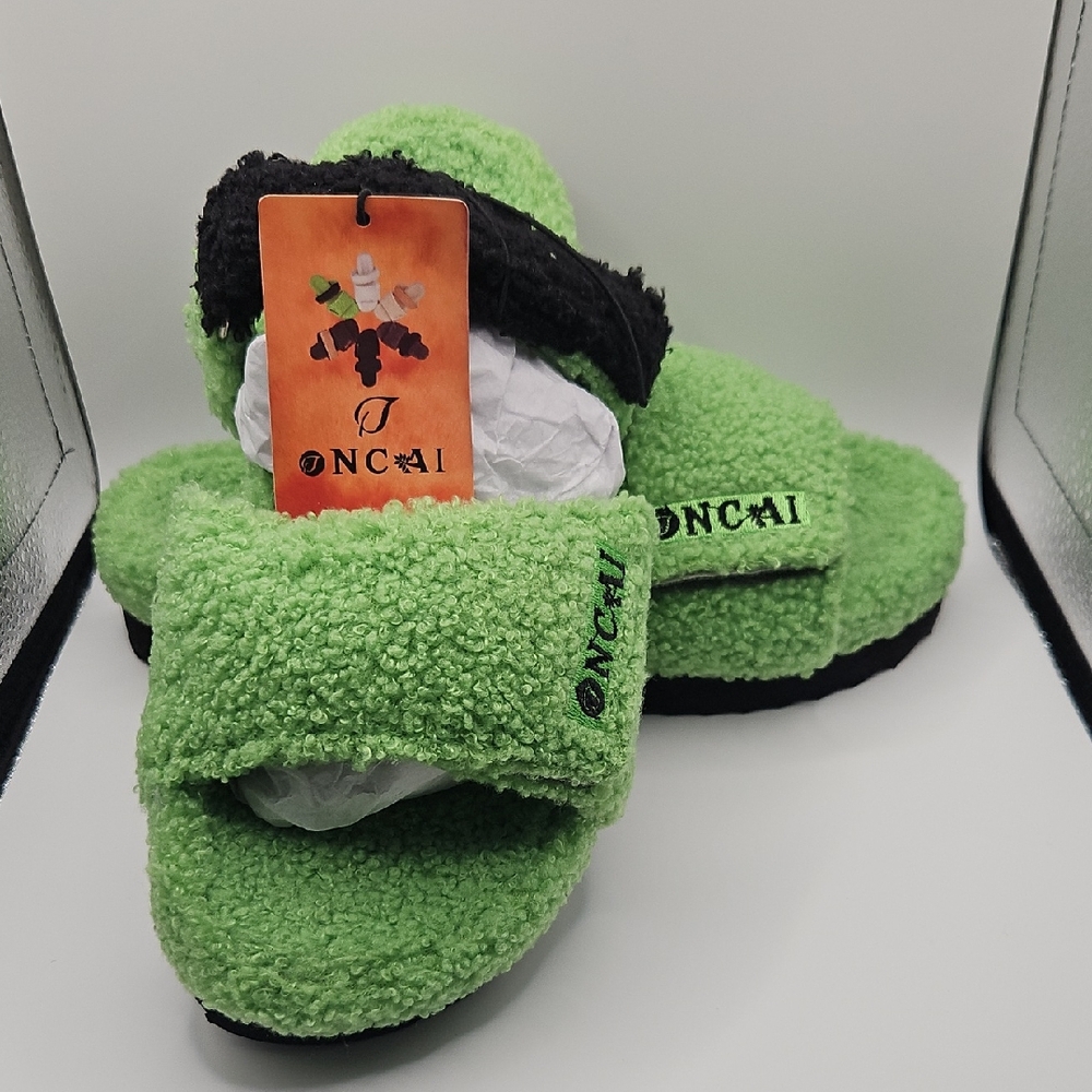 Women's Green Fuzzy Slippers With A Travel Bag.